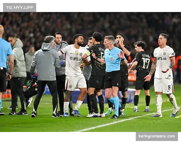 巴黎边中联动战术：登贝莱克瓦拉茨赫利亚内切结合杜埃后排插上制造威胁